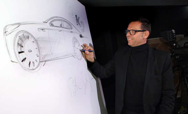 ▲ 피터 슈라이어 부사장이 기아차의 새로운 디자인 방향성을 설명하기 위해 현장에서 K9의 스케치 작업을 직접 시연하고 있다.ⓒ