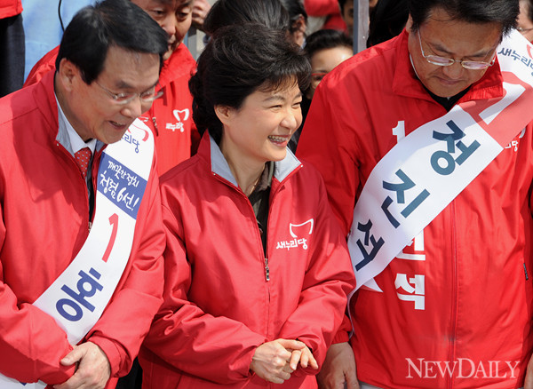 ▲ 29일 새누리당 박근혜 선대위원장이 서울 청계천 광장에서 종로 홍사덕 후보, 중구 정진석 후보와 함께 선거 유세를 펼치고 있다. ⓒ뉴데일리