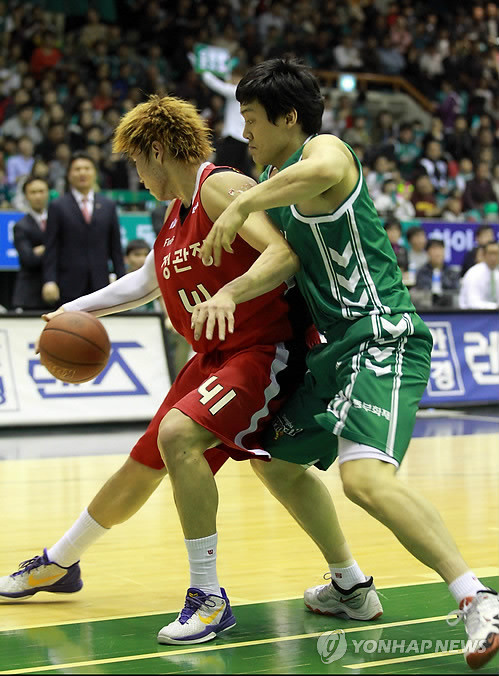 ▲ 오세근(빨간 유니폼)과 김봉수 선수.