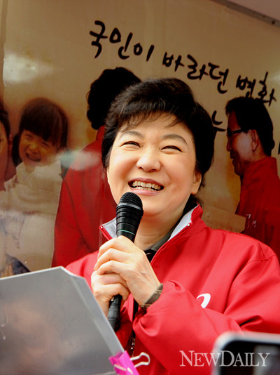 ▲ 성동갑 김태기 후보의 지원연설을 하는 박근혜 새누리당 중앙선대위원장ⓒ양호상 기자