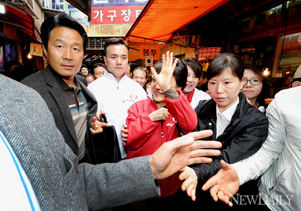 ▲ 시민들에게 손을 흔드는 박근혜 새누리당 중앙선대위원장ⓒ양호상 기자