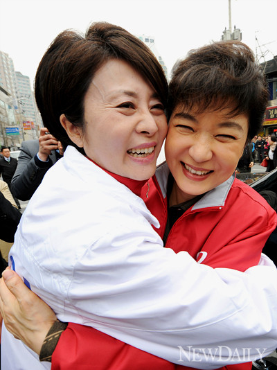 ▲ 강동을 정옥임 후보와 포응하는 박근혜 새누리당 중앙선대위원장ⓒ양호상 기자