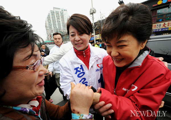 ▲ 시민들과 악수 하는 강동을 정옥임 후보와 박근혜 새누리당 중앙선대위원장ⓒ양호상 기자