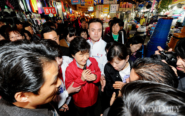 ▲ 천호시장을 찾은 박근혜 새누리당 중앙선대위원장ⓒ양호상 기자