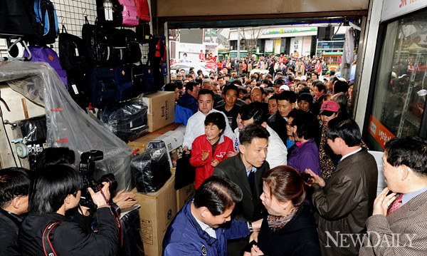 ▲ 천호시장을 찾은 박근혜 새누리당 중앙선대위원장ⓒ양호상 기자