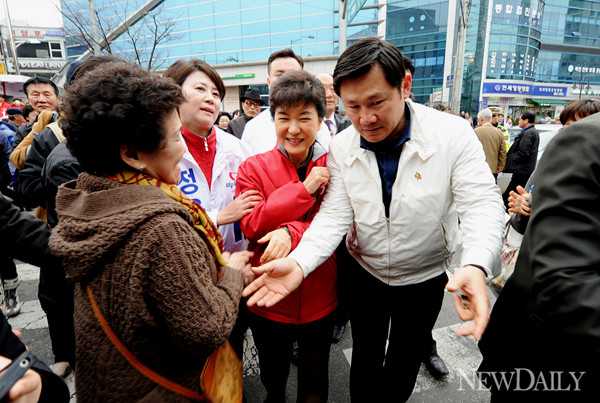 ▲ 천호시장을 찾은 박근혜 새누리당 중앙선대위원장ⓒ양호상 기자
