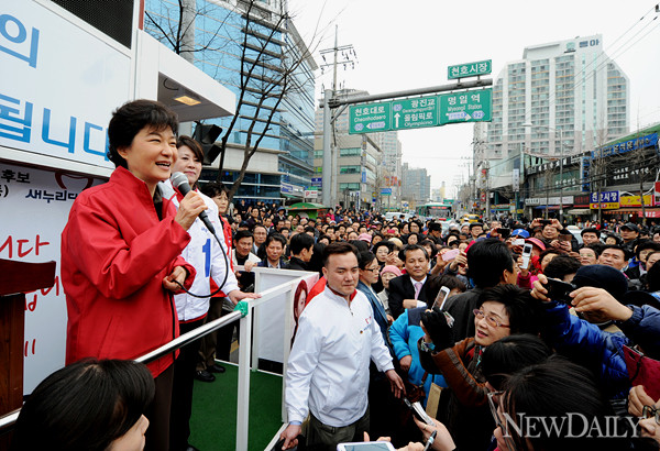 ▲ 정옥임 후보의 지원연설을 하고 있는 박근혜 새누리당 중앙선대위원장ⓒ양호상 기자