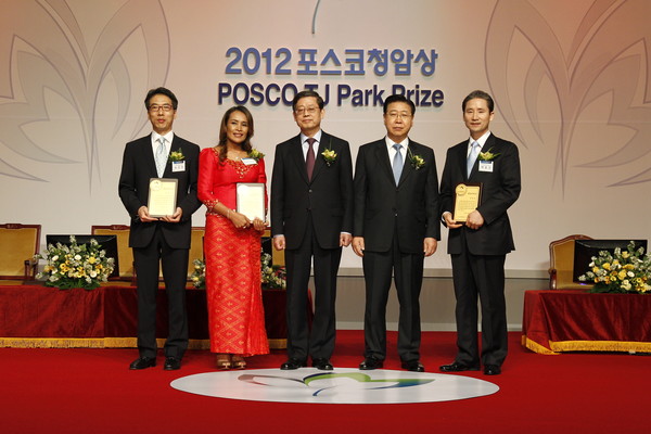 ▲ ⓒ 왼쪽부터 천진우 연세대 교수, 소말리맘 소말리맘재단 대표, 김황식 국무총리, 정준양 포스코 회장, 곽종문 한겨레중고등학교 교장.