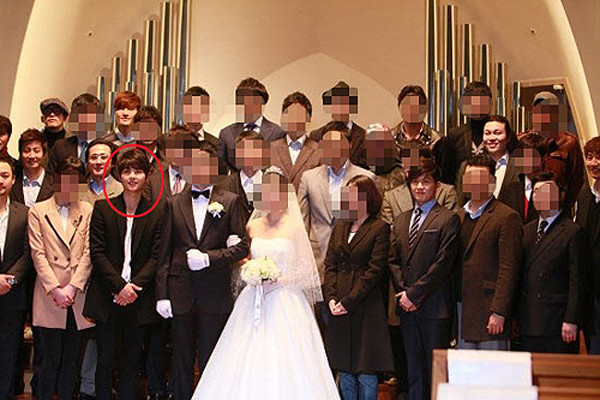 ▲ 배우 송중기가 결혼식 하객으로 참석한 사진이 공개됐다. ⓒ 온라인커뮤니티