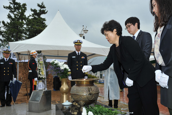 ▲ 故한주호 준위 미망인 김말순씨(57세), 아들 한상기씨(28), 딸 한슬기(23)씨가 고인의 동상 앞에서 분향을 하고 있다.