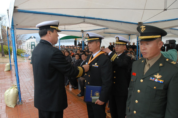 ▲ 한주호상을 수상한 김송주 원사와 이종석 상사에게 손정목 해군사관학교 교장이 메달을 달아주고 있다..