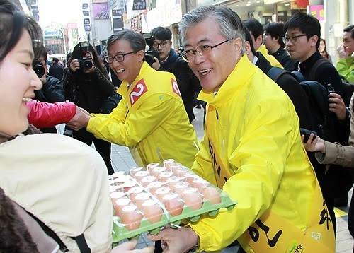▲ 선거운동을 벌이는 부산 사상 민주통합당 문재인 후보 ⓒ연합뉴스