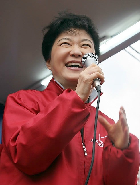 ▲ 새누리당 박근혜 선대위원장이 30일 오전 제주를 방문, 제주시 노형로타리에서 열린 선거유세에 참석해 지지연설하던 중 활짝 웃고 있다. ⓒ연합뉴스