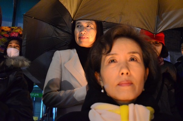 ▲ '탈북자 강제북송 반대' 촛불문화제에 참석한 이애란 북한전통음식문화연구원 원장(上), 자유선진당 박선영 의원(下).