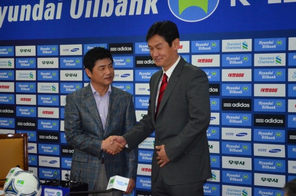 ▲ 왼쪽부터 윤성효 수원 감독, 최용수 서울 감독.