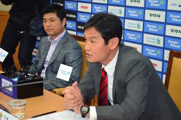 ▲ 왼쪽부터 윤성효 수원 감독, 최용수 서울 감독.