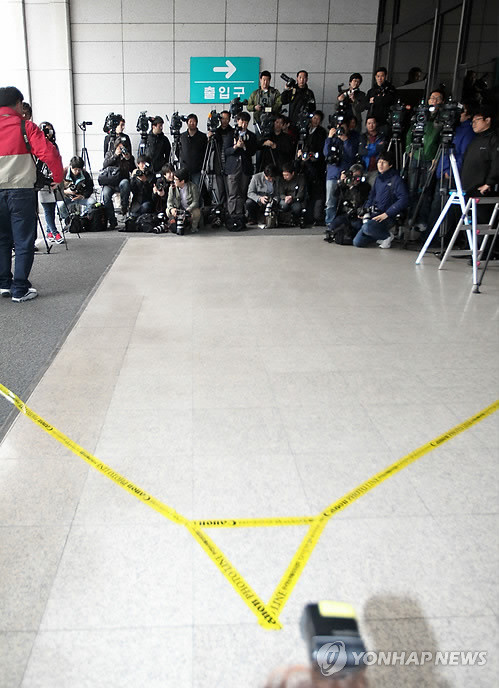 ▲ 30일 오전 서울 서초구 서울중앙지방검찰청에서 기자들이 이영호 전 청와대 비서관의 검찰소환을 기다리고 있다. 서울중앙지검 특별수사팀은 국무총리실 민간인 불법사찰과 관련해 출석을 통보했지만 이 전 비서관은 검찰 청사에 모습을 드러내지 않았다. ⓒ 연합뉴스