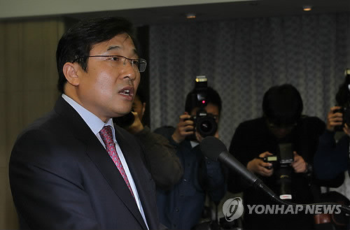 ▲ 지난 20일 이영호 전 청와대 고용노사비서관이 서울 태평로 프레스센터에서 기자회견을 열고 장진수 전 국무총리실 공직윤리지원관실 주무관(39)에게 지난 2010년 불거진 민간인 불법사찰 사건을 은폐하려고 증거인멸을 지시했다는 의혹에 대해 해명하고 있는 모습.ⓒ연합뉴스