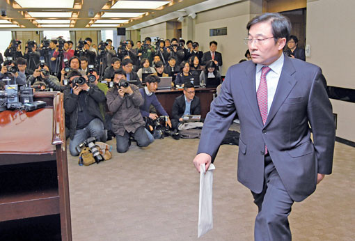 ▲ 이영호 전 청와대 고용노사비서관이 지난 20일 서울 태평로 프레스센터에서 기자회견을 하기 위해 회견장에 들어서고 있다. ⓒ연합뉴스