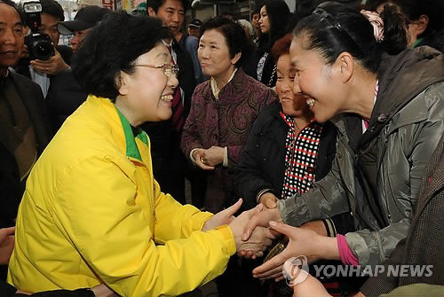 ▲ 민주통합당 한명숙 대표가 30일 평창 등 강원도 일대를 돌며 지원유세를 펼치고 있다. ⓒ 연합뉴스