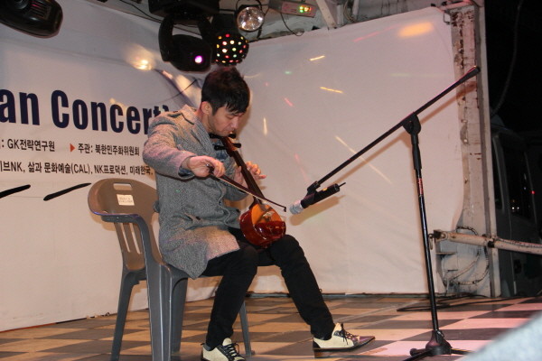 ▲ 탈북 소해금 연주가 박성진 씨. 그는 다음날 오전에도 공연이 있지만 이날 오후에 이곳을 찾아 소해금을 연주했다. 그는 