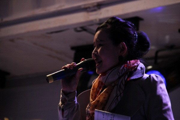 ▲ 평양백두한라예술단 김영옥 단장. 예술단은 각 지방자치단체와 시민ㆍ사회 단체가 마련하는 무대에 서고 있다. 김 단장은 