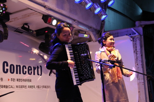 ▲ 탈북 아코디언 연주자 이철옥 씨가 아코디언을 연주하고 있다. ⓒ 뉴데일리