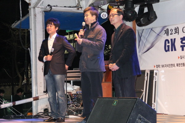 ▲ 북한전략센터 강철환 대표가 발언하고 있다. 센터는 탈북자 출신의 대학생들을 통일 인재로 키울 준비를 하고 있다. 강 대표는 9살 때 할아버지의 '반역죄' 때문에 함경남도 요덕 수용소로 끌려갔다 10년 만에 풀려난 뒤 탈북해 1992년 한국에 들어왔다.  (오른쪽) NK지식인연대 김흥광 대표. ⓒ 뉴데일리