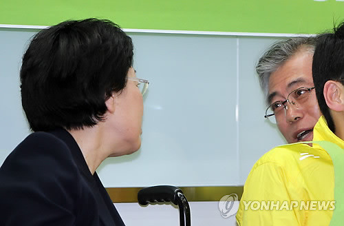 ▲ 한명숙 대표와 문재인 상임고문. 지난달 부산 중구 중앙동 한진해운빌딩에서 열린 민주통합당 부산 공약발표회에서 한명숙 대표와 문재인 후보가 대화를 나누고 있다. ⓒ 연합뉴스