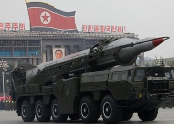 ▲ 북한군의 사열에 등장한 장거리 미사일. 탄도 미사일은 지구궤도 재돌입을 거치기 때문에 요격이 어렵다.