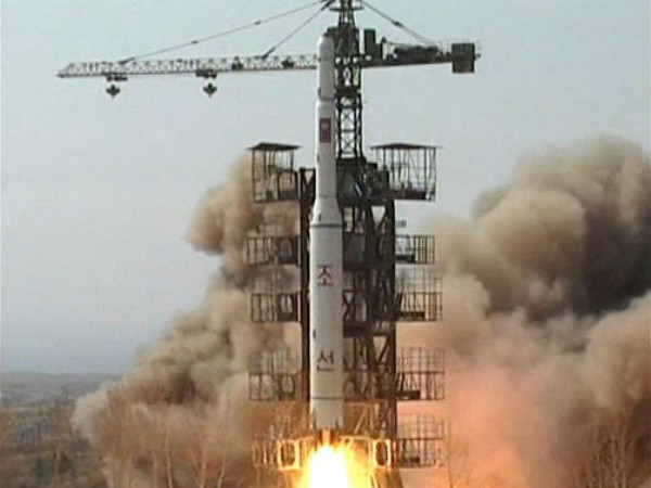 ▲ 대포동 2호 발사장면. 이 장거리 미사일 발사 한 번에 드는 돈이면 북한 주민들이 1년 동안 배곯지 않을 수 있다.