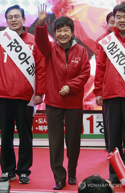 ▲ 3월30일 오후 충북 청주 상당구 성안길에서 박근혜 새누리당 비상대책위원장이 이승훈(청원)·김준환(청주흥덕을)·정우택(상당)·윤경식(흥덕갑)의 공동 유세 현장에서 손을 흔들고 있다. ⓒ연합뉴스