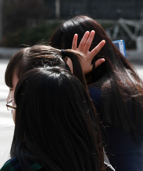 ▲ 4.11 총선을 앞두고 민간인 사찰을 두고 여야 그리고 청와대가 얽혀 치열한 공방을 벌이고 있지만, 유권자들의 마음은 싸늘하기만 하다. 사진은 4.11총선을 10일 앞두고 유세활동이 활발했던 1일 오후 서울 노원구 수락산역 부근에서 한 후보의 유세 차량 앞을 지나가던 한 시민이 시끄러운지 귀를 막고 있는 모습. ⓒ 연합뉴스