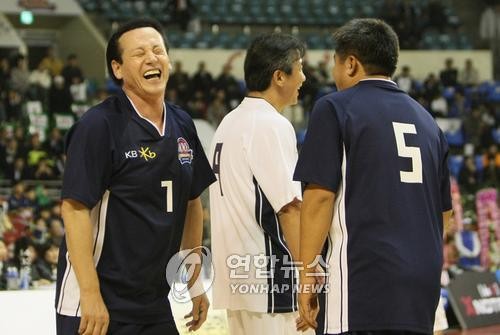 ▲ 2007년 열린 '한국농구 100주년 기념행사 남자 올드스타 경기'에서 김동광, 허재, 강동희(왼쪽부터)가 이벤트 경기에서 경기 중 환하게 웃고 있다.