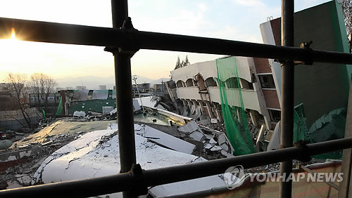 ▲ 폐석면 처리를 요구하는 주민반발로 철거작업이 연기된 옛 성남시청사.ⓒ 사진 연합뉴스