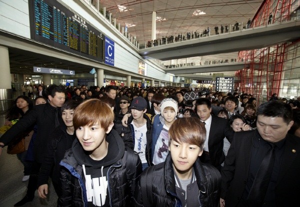 ▲ 중국 공항에 도착한 엑소. 앞 줄 왼쪽부터 찬열, 백현. 뒷 줄 왼쪽부터 첸, 세훈, 루한.