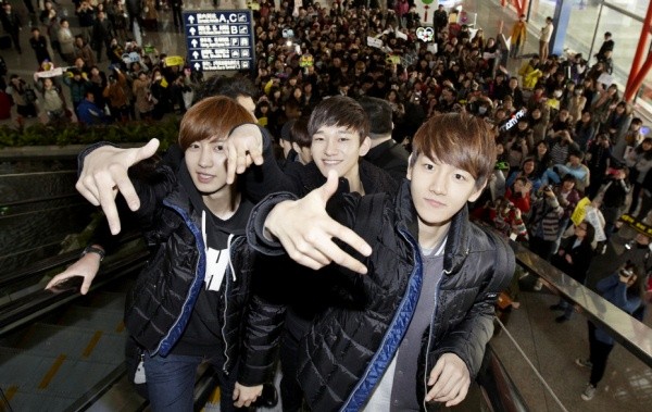 ▲ 중국 공항에 나타난 엑소. 앞줄 왼쪽부터 찬열, 첸, 백현.