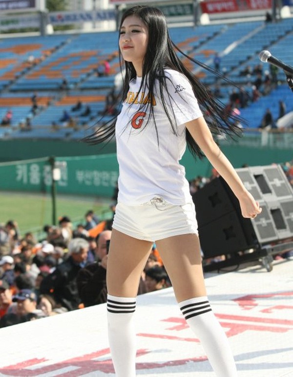 ▲ '경성대 전지현', '대전 민효린'으로 유명한 롯데 자이언츠 치어리더 김연정.(사진=롯데자이언츠 응원단)