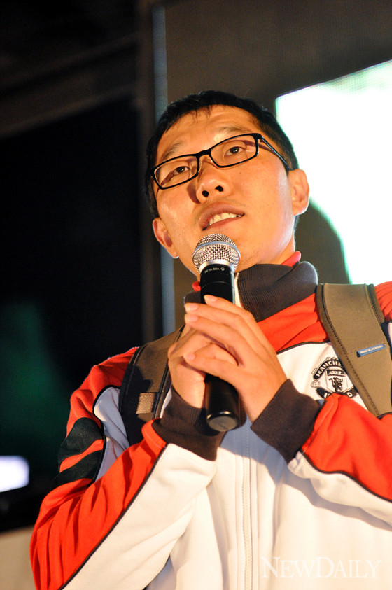 ▲ 민주통합당과 좌파 매체들이 민간인 사찰 논란에 대한 여론이 엇갈리자 방송인 김제동으로 이슈를 집중시키고 있다. 연예인 노이즈마케팅은 야권이 여러번 이용한 선거철 아이템이다. 사진은 10.26 서울시장 재보선 기간에 연설하고 있는 김제동 씨 ⓒ 자료사진