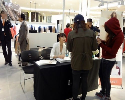 ▲ 배우 조안의 조촐한 팬 사인회 현장이 화제다. ⓒ 온라인 커뮤니티