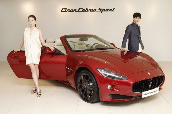 ▲ 4월 4일 국내에 출시한 마세라티 그란카브리오 스포츠. 기존 그란카브리오와는 휠 색상, 양 옆의 방향지시등 등이 다르다.