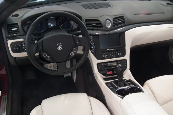 ▲ 얼핏 복잡해 보이면서도 화려함의 극치를 달리는 그란카브리오 스포츠의 실내. 시트와 실내 소재는 무척 부드럽다.