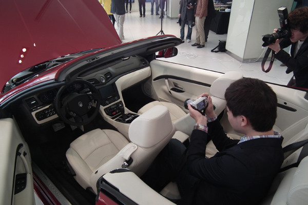 ▲ 한 기자가 뒷좌석에 앉아 실내를 촬영하고 있다. 웬만한 성인 남성이 앉아도 불편함을 느끼지 않는다.