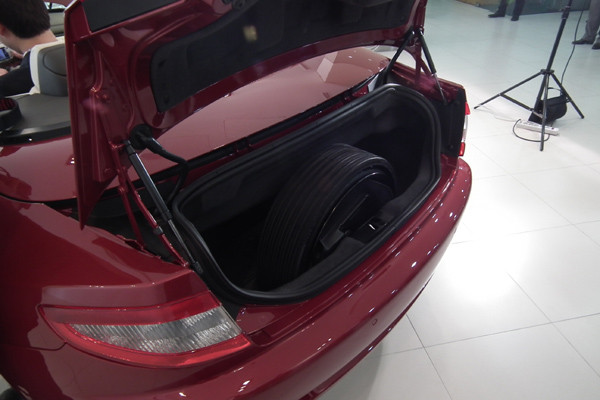 ▲ 아쉽게도 트렁크 공간은 매우 좁다. 트렁크에 예비 타이어가 떡 하니 버티고 있다.