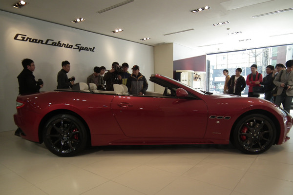 ▲ 그란카브리오 스포츠를 촬영 중인 기자들. '우아하다'는 표현이 어울리는 차는 드물다. 그 중 하나가 바로 마세라티 그란카브리오다.