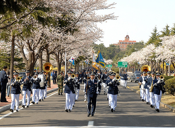 ▲ 경남 진주시에 있는 공군교육사령부에서 군악대가 퍼레이드를 벌이고 있다.
