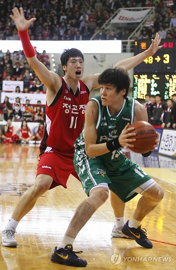 ▲ 수비하는 양희종과 공격하는 동부의 윤호영.