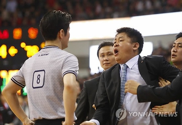 ▲ 항의하는 원주 동부 프로미 강동희 감독.