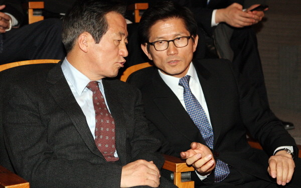 ▲ 대권을 바라보는 친이계 잠룡들은 현재까지 각자도생의 길을 가고 있다. 대권 분위기가 달아올랐을 때 어떠한 연대가 이뤄질지는 아직 미지수다. 사진은 김문수 경기지사와 정몽준 새누리당 전 대표가 이야기를 나누는 모습. ⓒ 뉴데일리