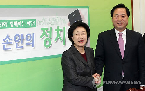 ▲ 민주통합당 잠룡 경쟁 중 김두관 경남지사의 행보에 관심이 쏠린다. 사진은 민주당 입당 당시 한명숙 대표와 악수를 나누는 김 지사 ⓒ 연합뉴스